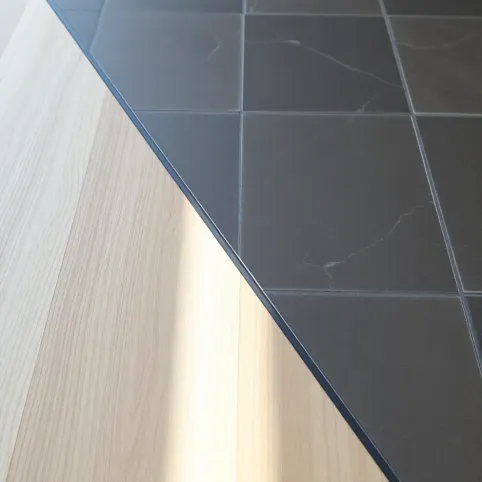 Jak połączyć panele z płytkami bez listwy