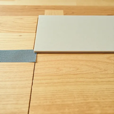 Jak przykleić płytki do drewna