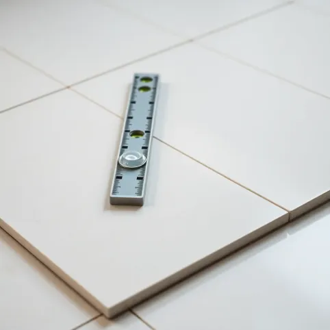 Jak sprawdzić czy płytki są dobrze położone