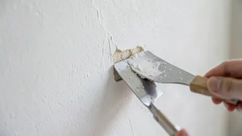 jak usunąć płytki z płyty gipsowej