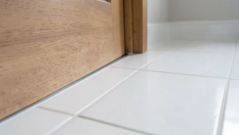 jak wykończyć płytki przy futrynie