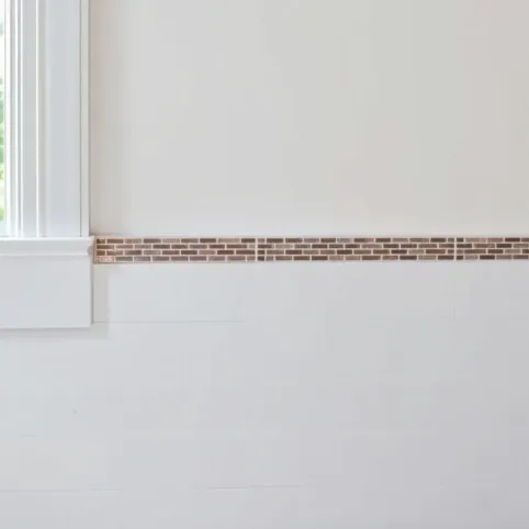 Jak wykończyć płytki w połowie ściany