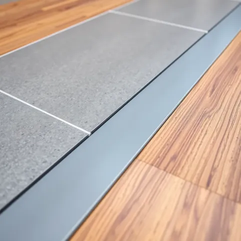 Listwa łącząca płytki z panelami