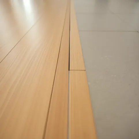 Listwa między płytkami a panelami