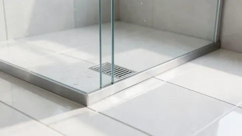 Montaż kabiny prysznicowej na płytkach