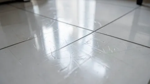 porysowane płytki na wysoki połysk