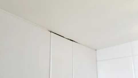 szczelina między płytkami a sufitem