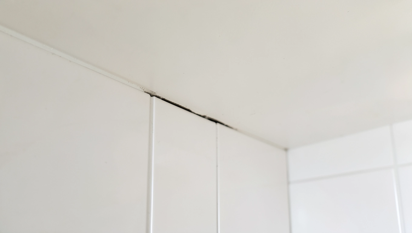 szczelina między płytkami a sufitem